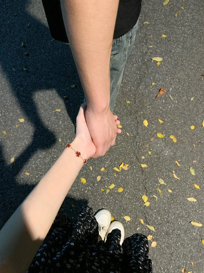 Ảnh 2 người nắm tay nhau tình cảm