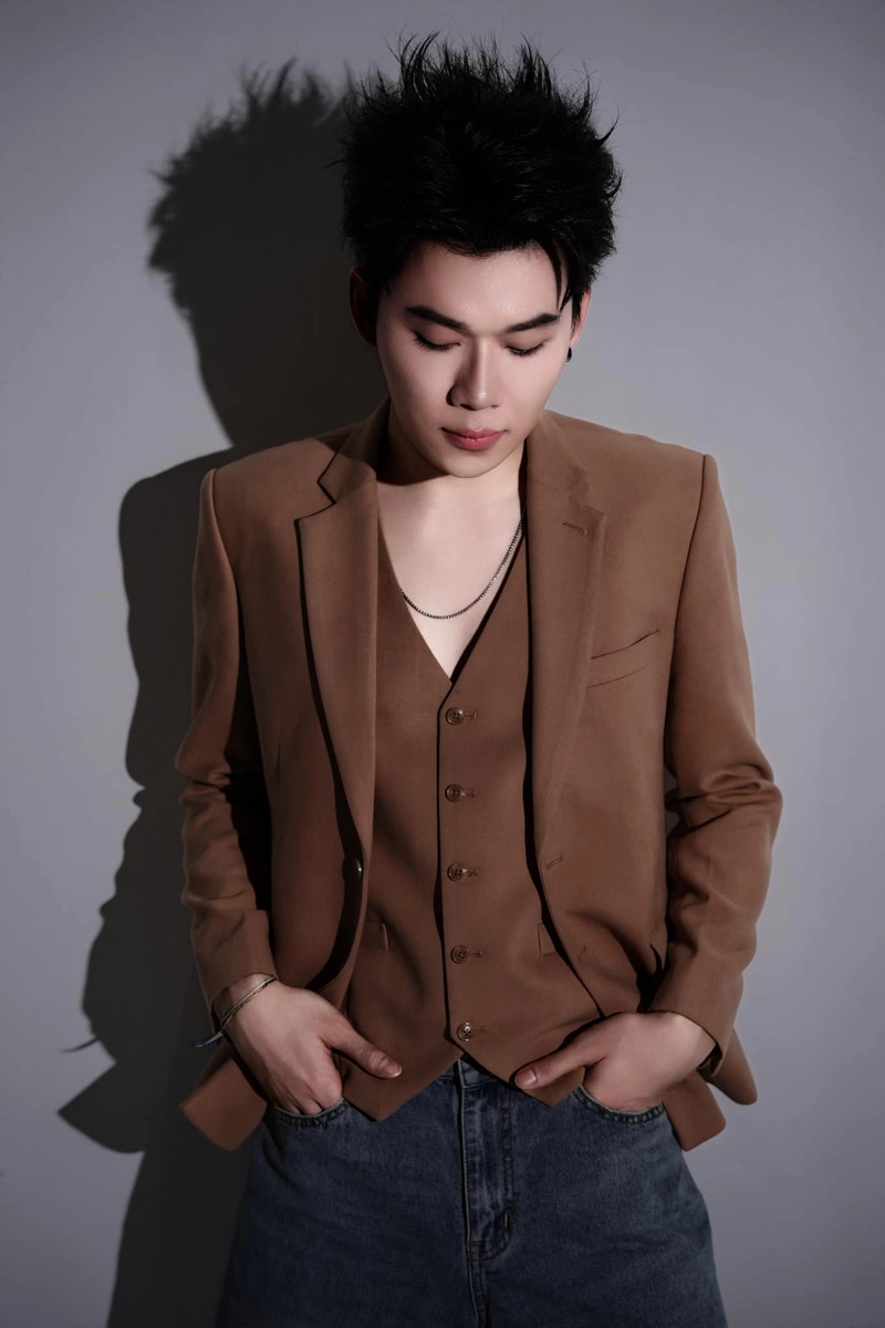 Ảnh Quang Trung diện vest lịch lãm