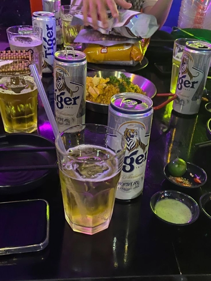 Ảnh bàn nhậu bia Tiger mát lạnh