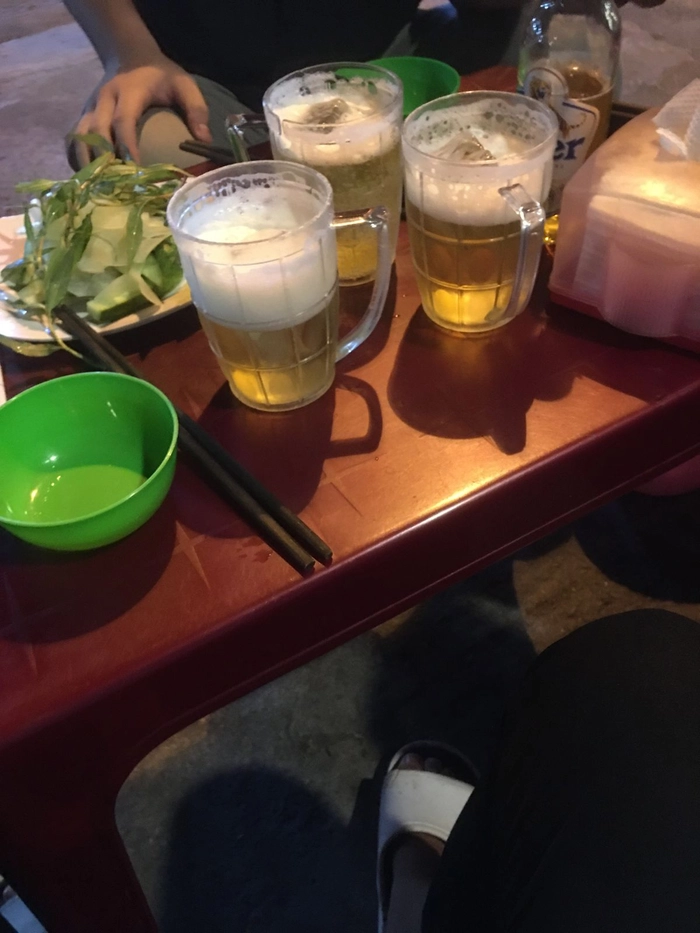 Ảnh bàn nhậu bia hơi bình dân