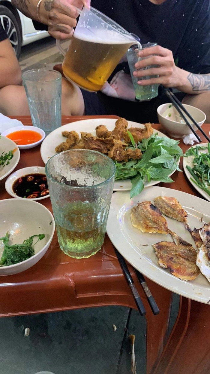Ảnh bàn nhậu bia hơi vỉa hè