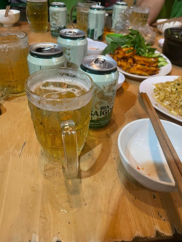 Ảnh bàn nhậu bình dân quen thuộc