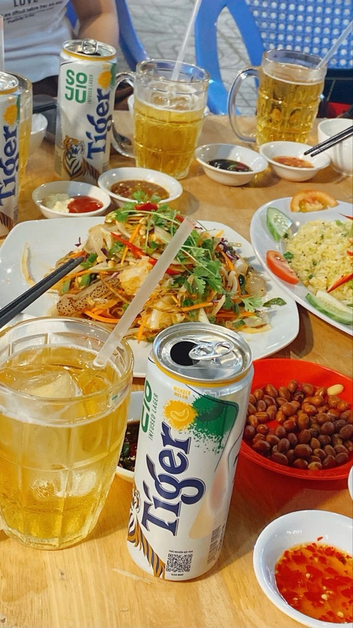 Ảnh bàn nhậu chill cùng ly bia