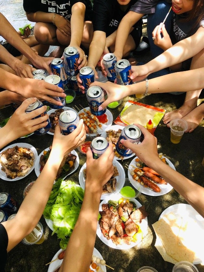 Ảnh chụp bàn nhậu đông người