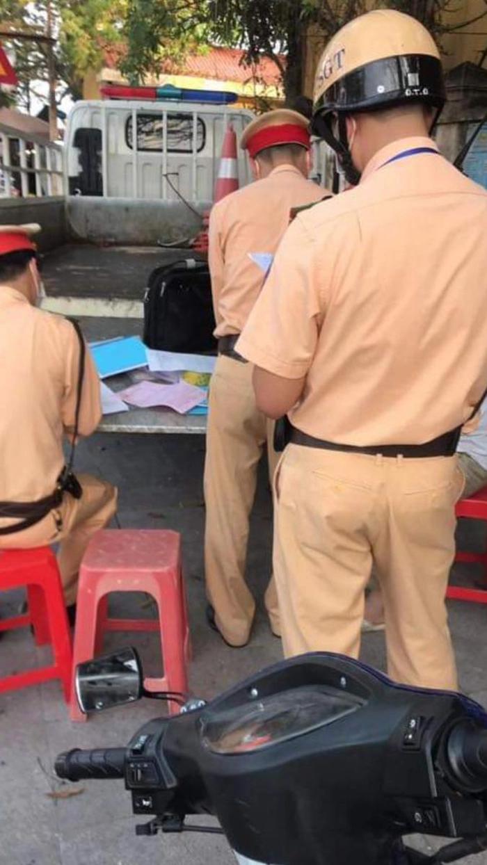 Ảnh công an bắt xe điện troll bạn bè