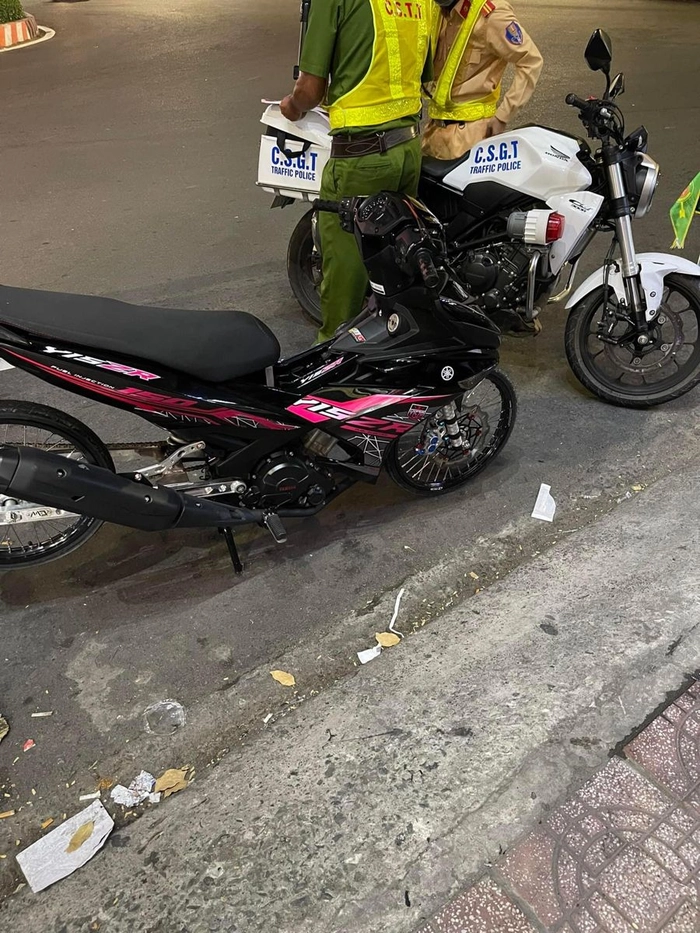 Ảnh công an bắt xe độ chế chất