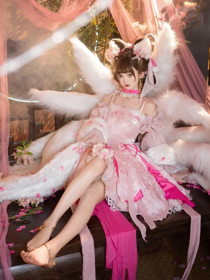 Ảnh cosplay hồ ly 9 đuôi cuốn hút