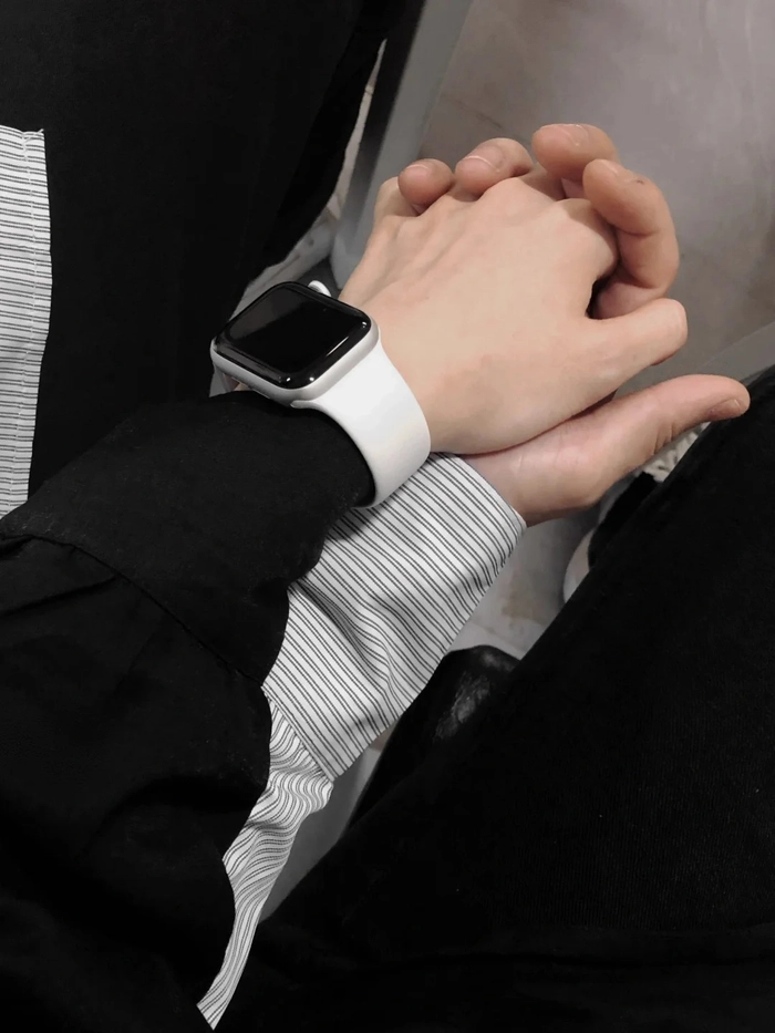Ảnh đôi nắm tay người yêu đầy tình cảm
