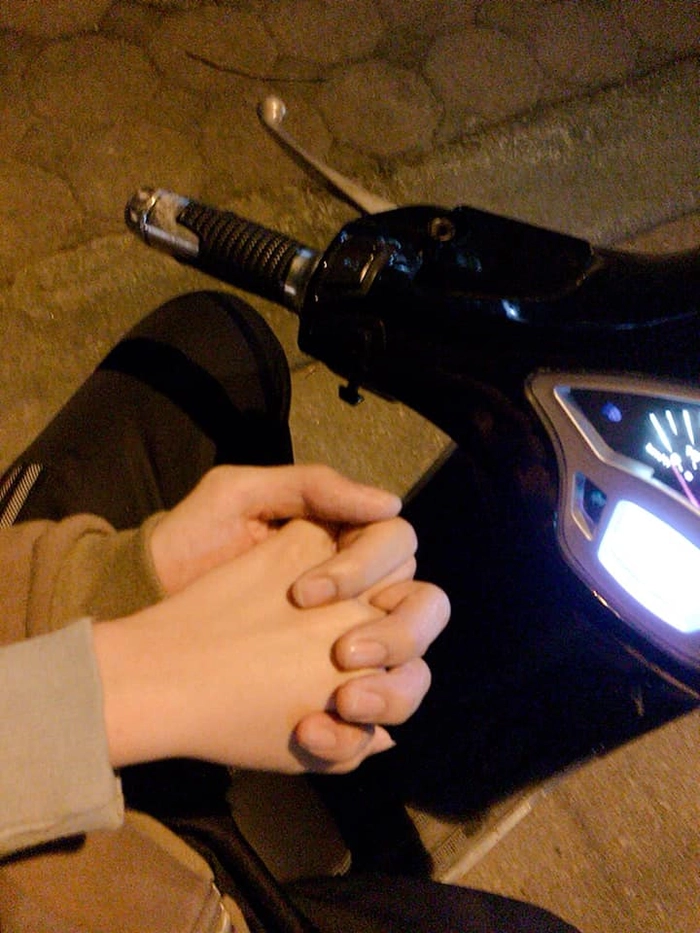 Ảnh nắm tay người yêu trên xe máy SH