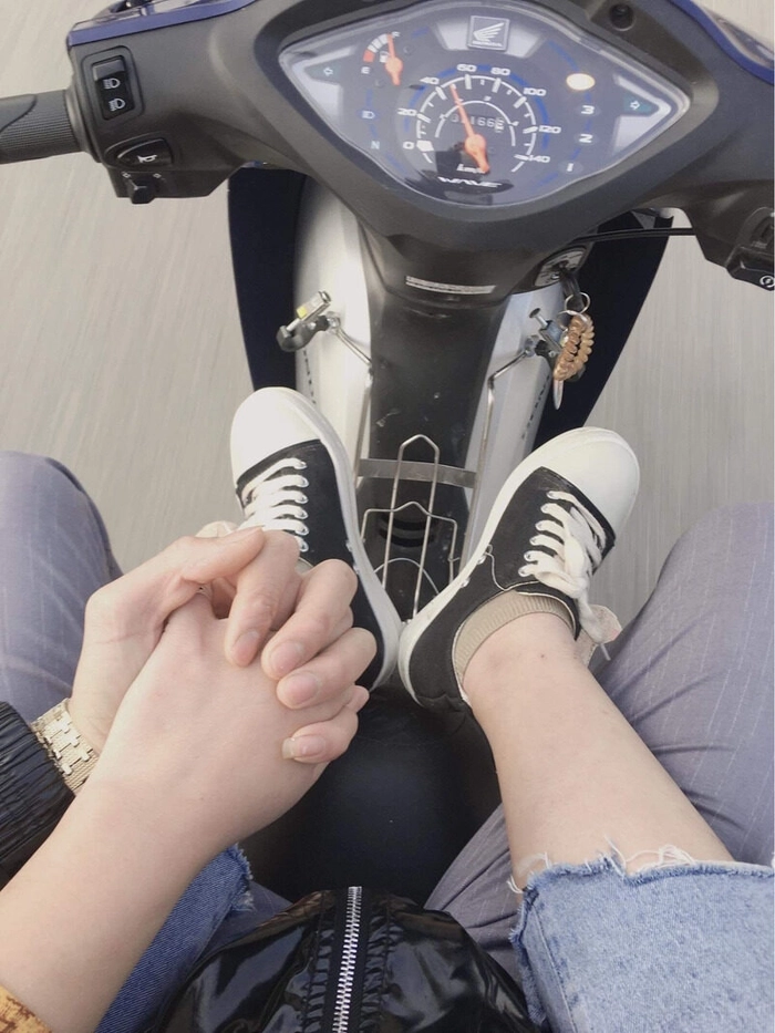 Ảnh nắm tay người yêu trên xe máy tình tứ
