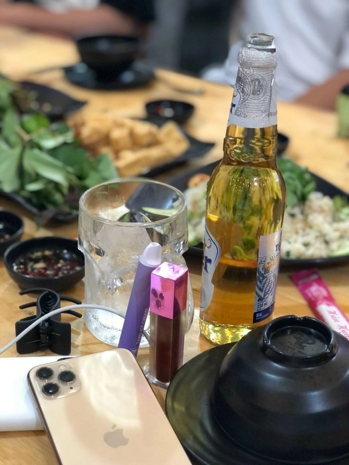 Ảnh nhậu 1 mik chill buồn