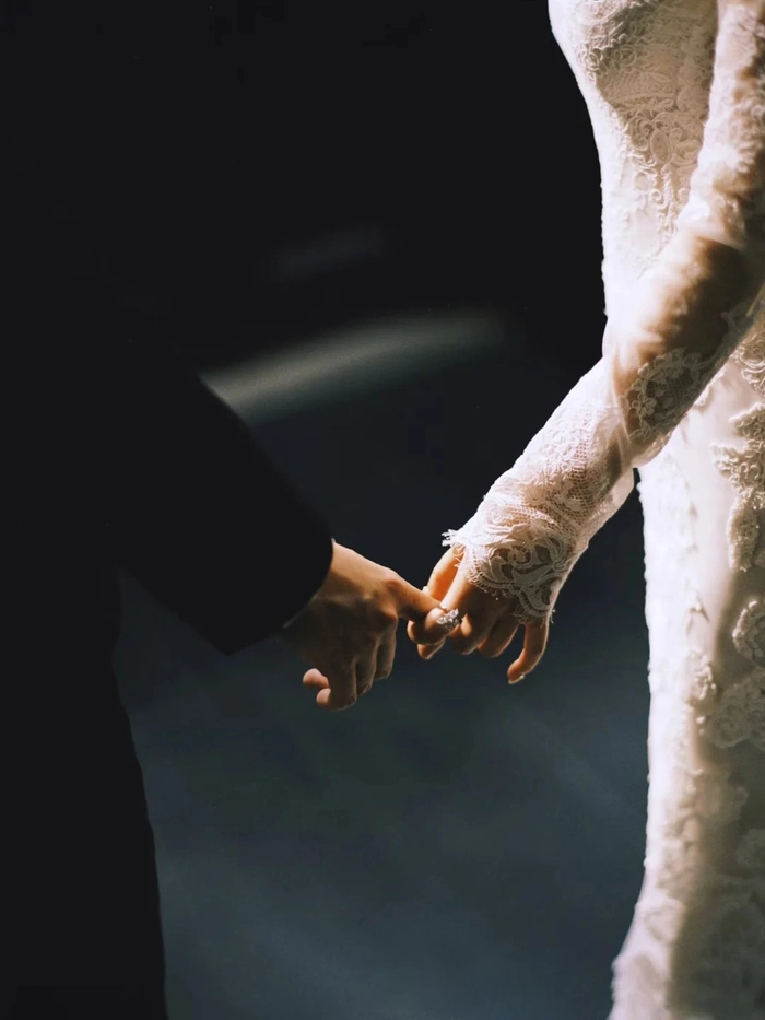 Ảnh tay nắm tay đôi lứa