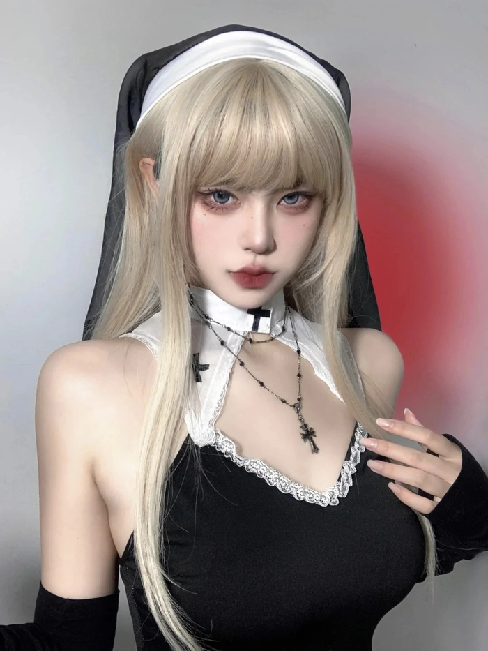Gái xinh cosplay sơ nóng bỏng và quyến rũ