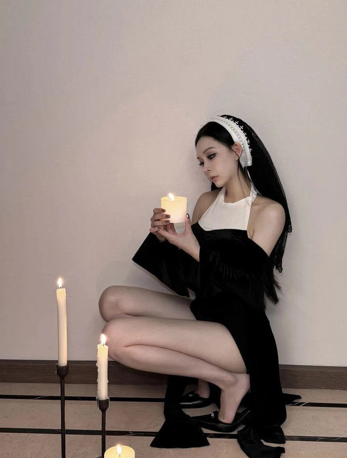 Gái xinh cosplay sơ sexy táo bạo