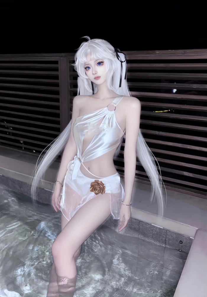 Gái xinh cosplay thiếu vải gây chú ý