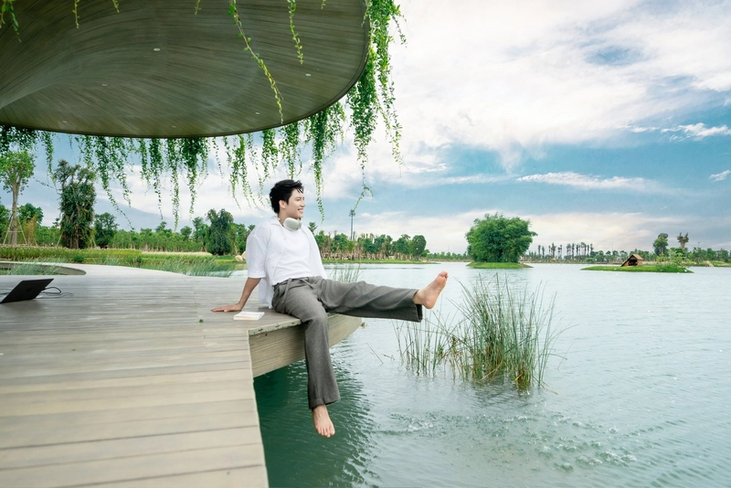 Vẻ ngoài cuốn hút của Anh Tú Voi Bản Đôn trên nền ảnh