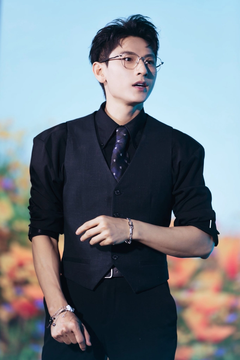 Isaac wallpaper đẹp ấn tượng