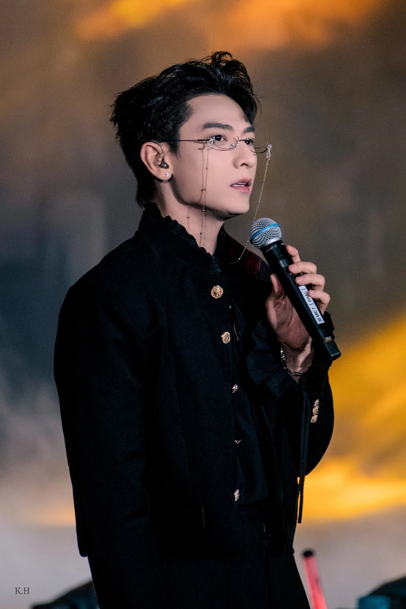 Hình nền Isaac phong cách lịch lãm