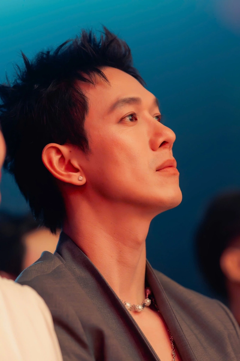 Ảnh Song Luân nổi bật giữa dàn nghệ sĩ