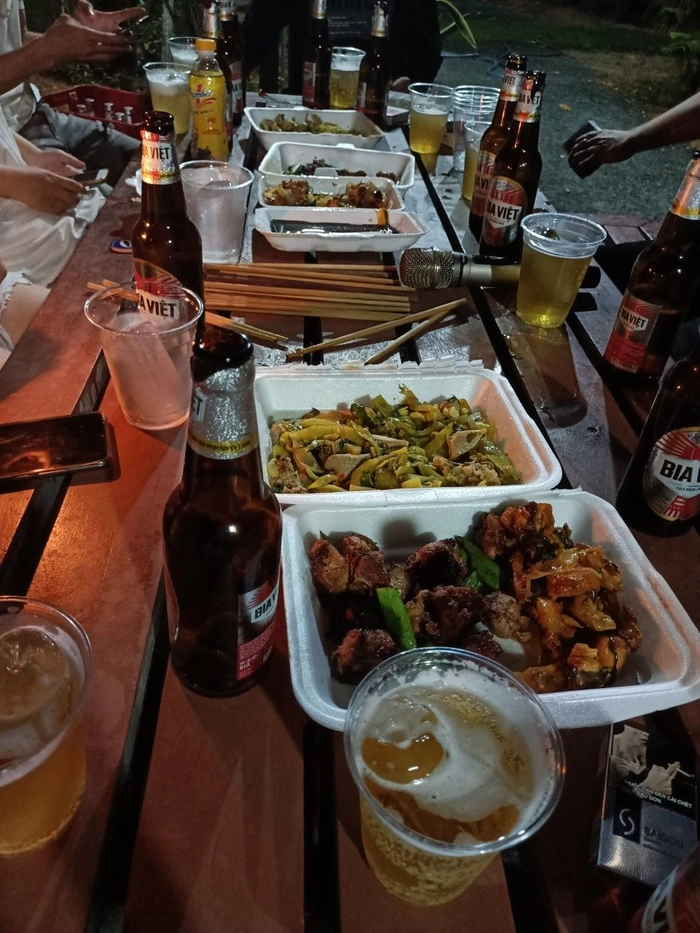 Hình ảnh bàn nhậu đêm khuya