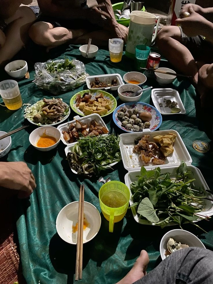 Hình ảnh bàn nhậu đơn giản tại nhà