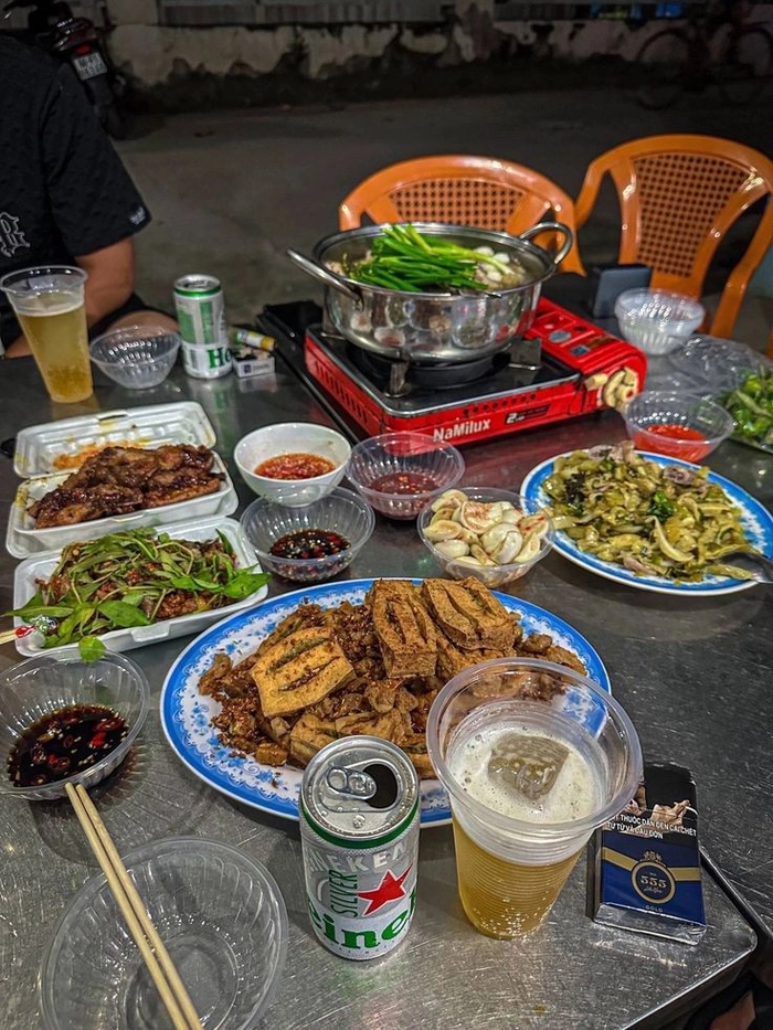 Hình ảnh bàn nhậu giản dị nhưng vui