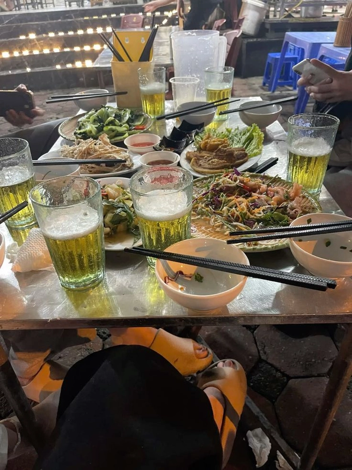 Hình ảnh bàn nhậu ngập tràn món ngon