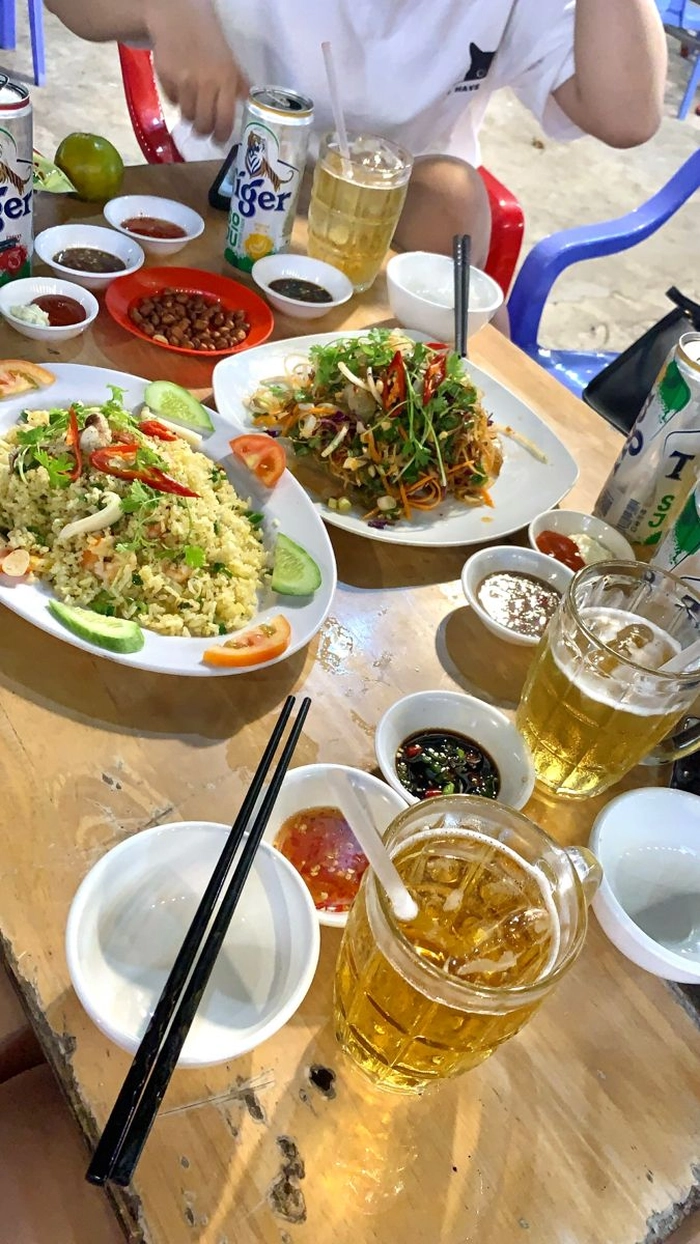 Hình ảnh bàn nhậu ngoài trời đông vui