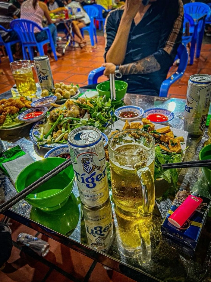 Hình ảnh bàn nhậu vỉa hè gần gũi