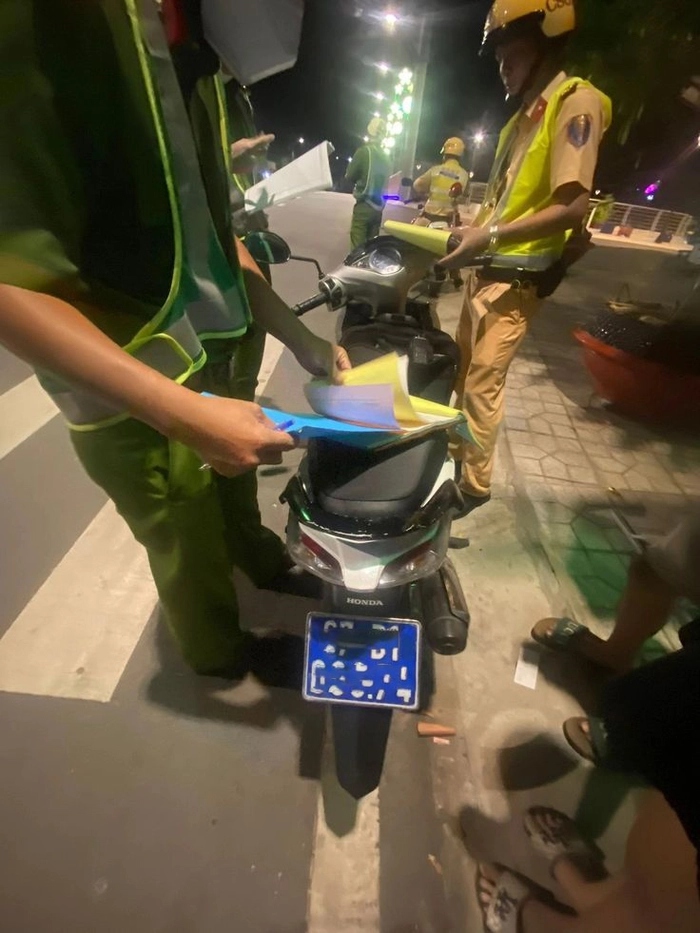 Hình ảnh bị công an bắt xe tối chế bá đạo
