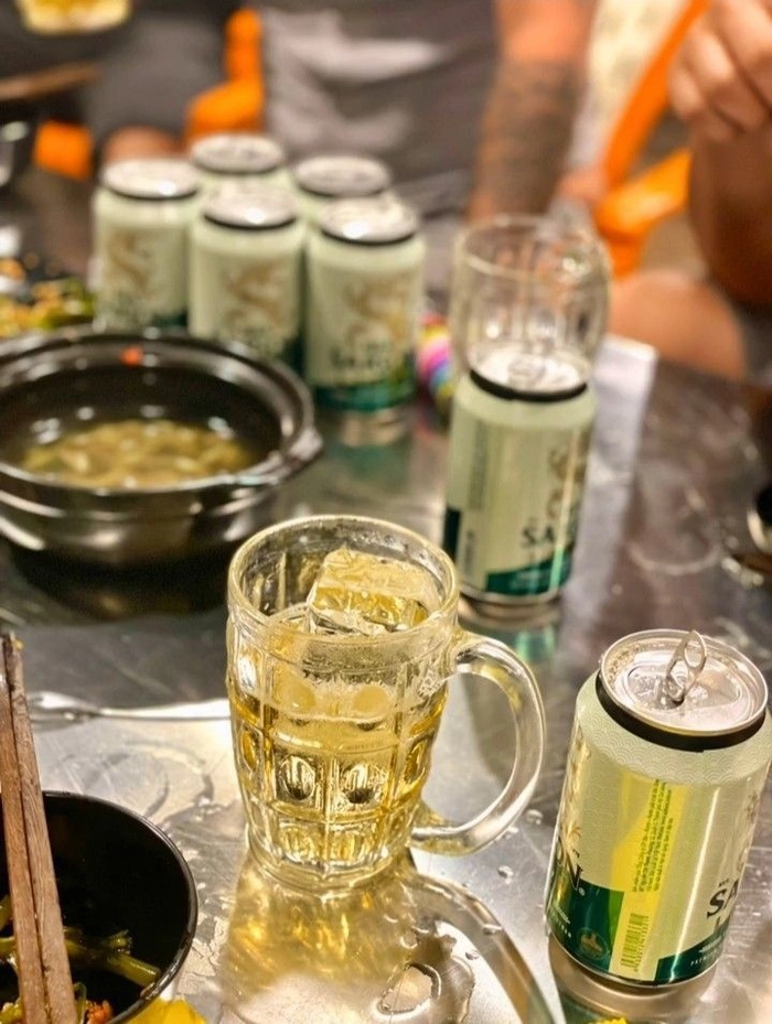 Hình ảnh buồn nhậu 1 mình lạc lõng