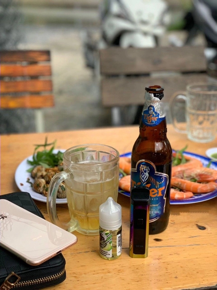 Hình ảnh buồn nhậu 1 mình suy tư