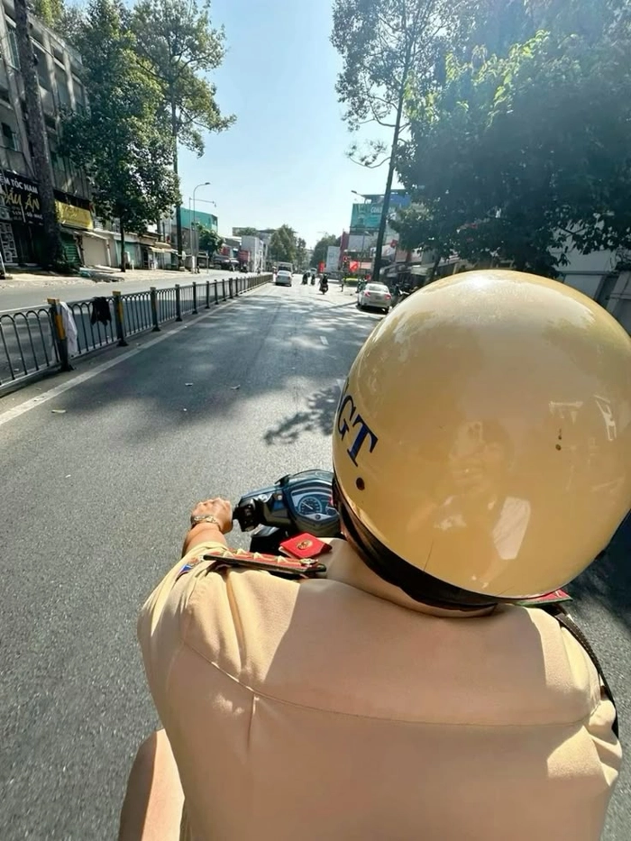Hình ảnh công an bắt xe ban ngày meme vui