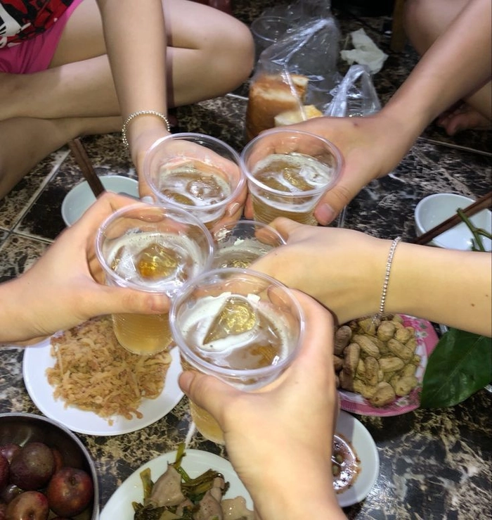 Hình ảnh ly bia trên bàn nhậu sôi động