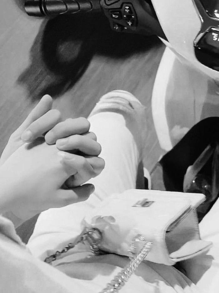 Hình ảnh nắm tay người yêu trên xe máy ngọt ngào