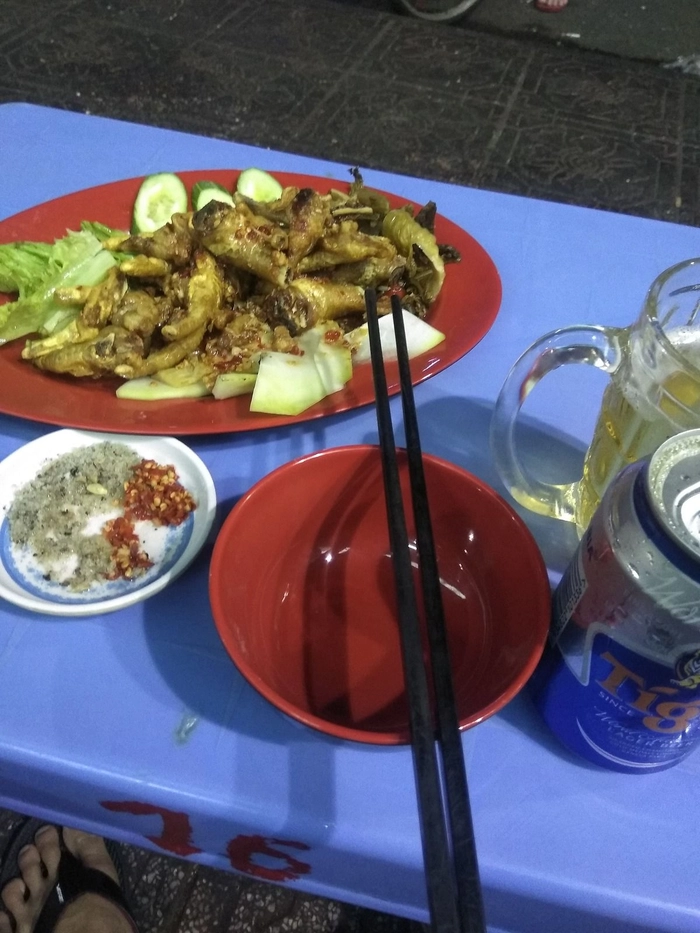 Hình ảnh ngồi nhậu 1 mình trầm tư