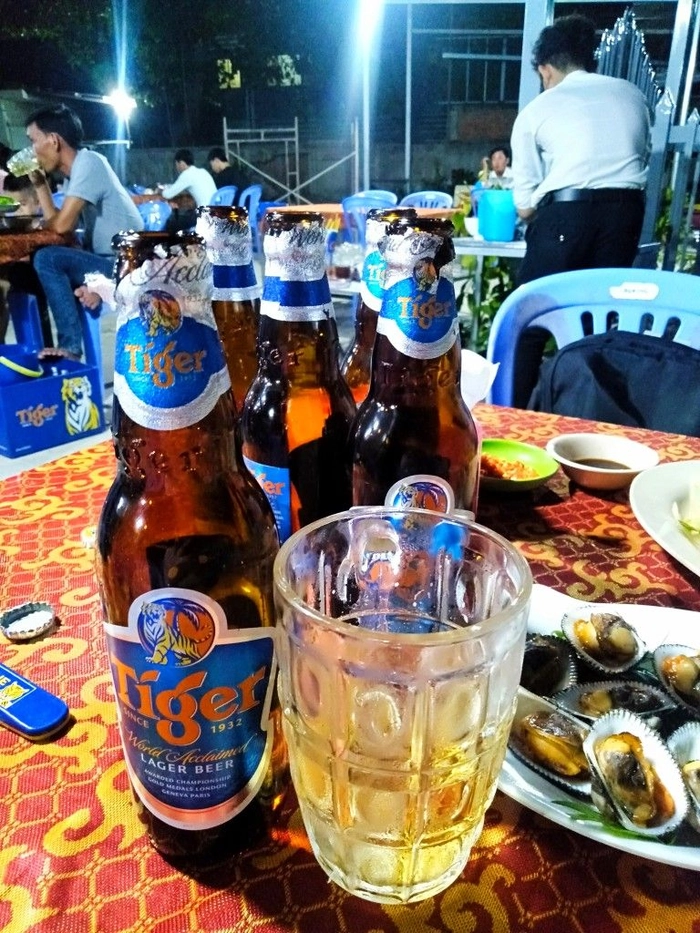 Hình ảnh nhậu bia một mình buồn chill