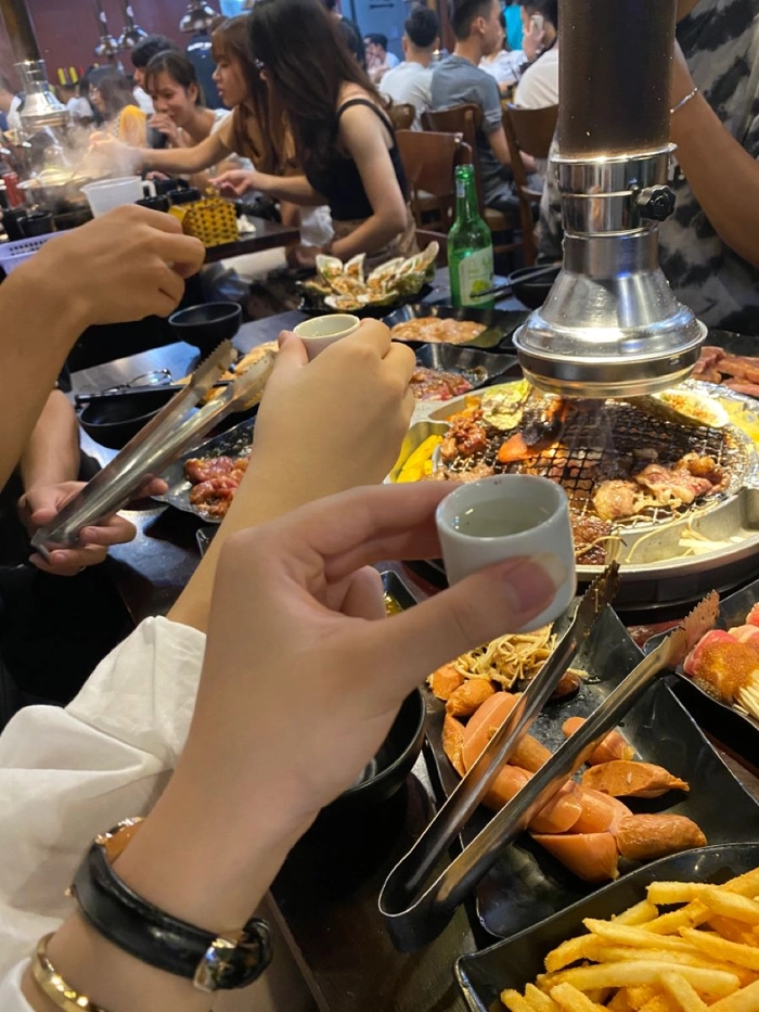Hình ảnh nhậu bia một mình một góc