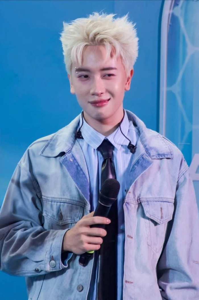 Ảnh Nicky Anh Trai Say Hi ngập tràn năng lượng
