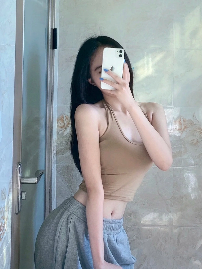 Ảnh gái xinh che mặt bằng điện thoại chất ngầu