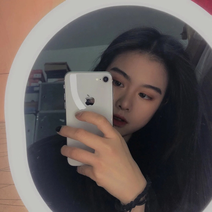 Ảnh gái xinh che mặt bằng điện thoại iPhone đẹp