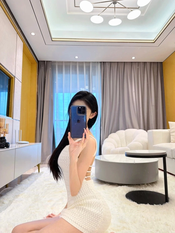 Avatar ảnh gái xinh che mặt bằng điện thoại đẹp