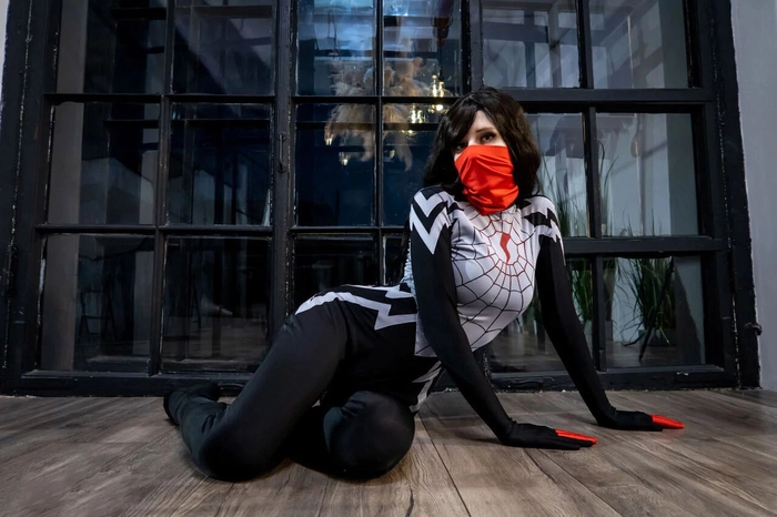 Cosplay người nhện đen đầy bí ẩn và ấn tượng