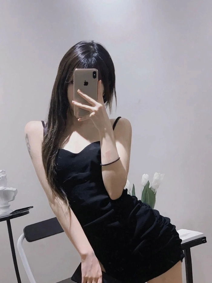 Gái xinh cầm điện thoại che mặt phong cách