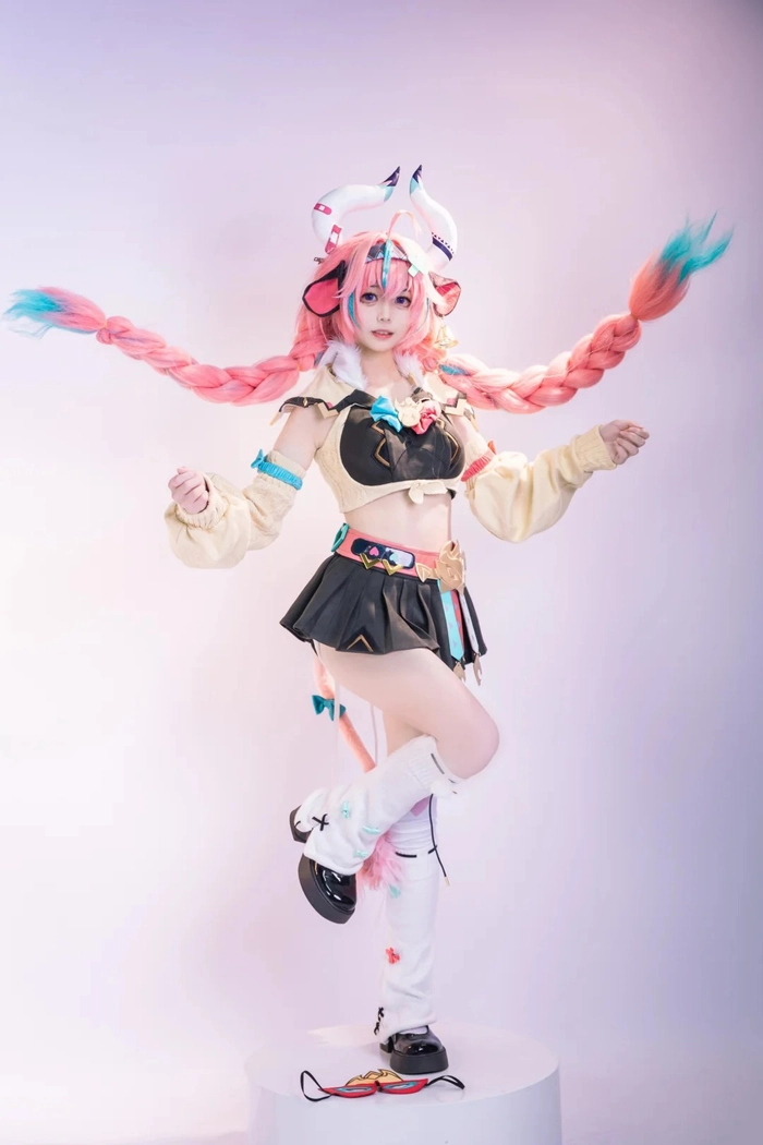 Gái xinh cosplay Genshin cá tính