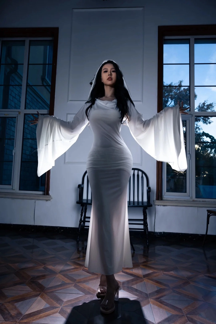 Gái xinh cosplay ma áo trắng cuốn hút