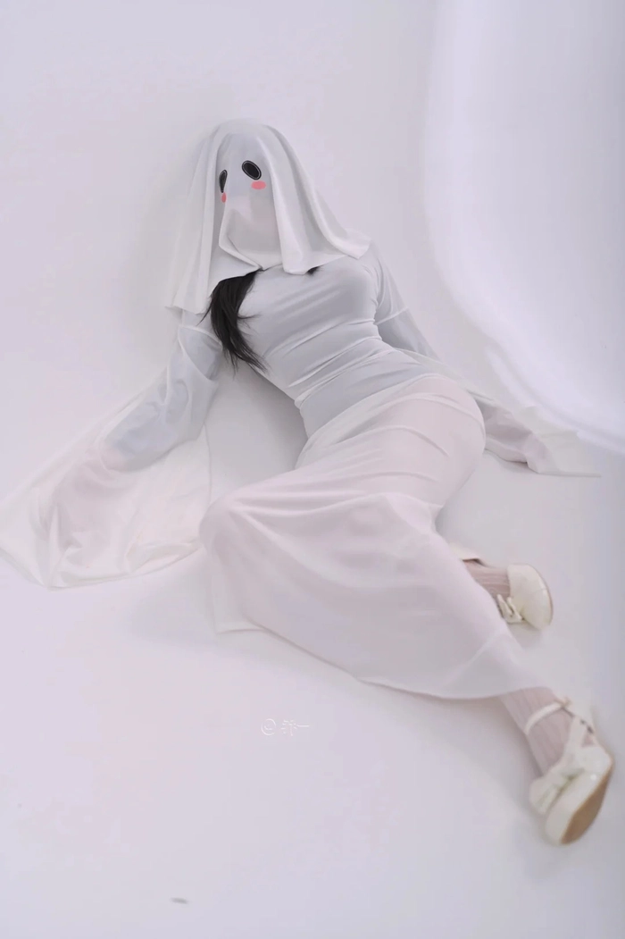 Gái xinh cosplay ma áo trắng mang phong cách ấn tượn