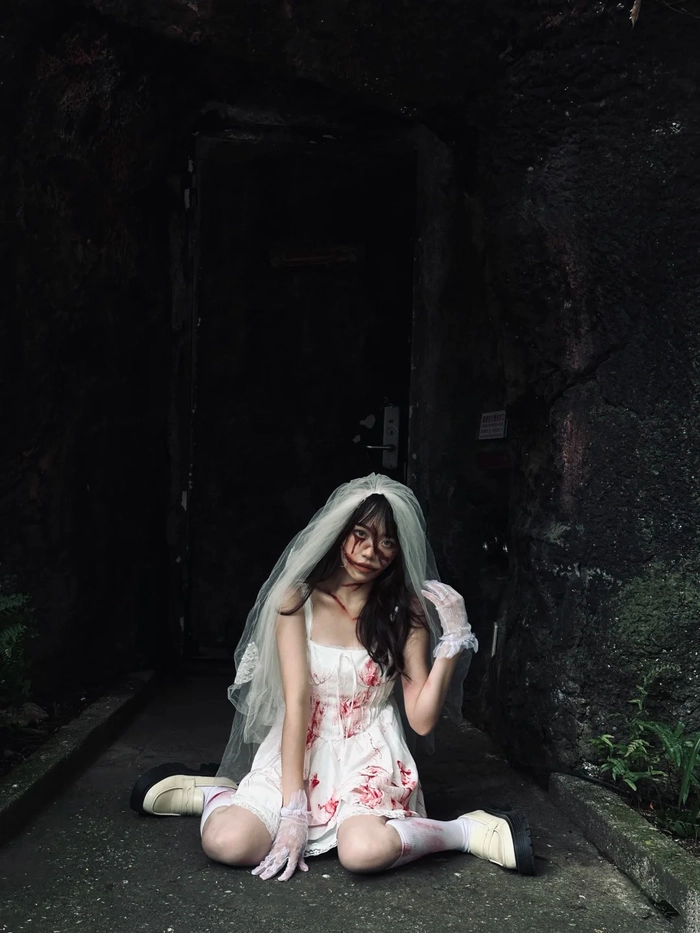 Gái xinh cosplay ma áo trắng trong đêm