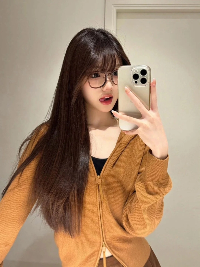 Hình avatar gái xinh che mặt bằng điện thoại chất