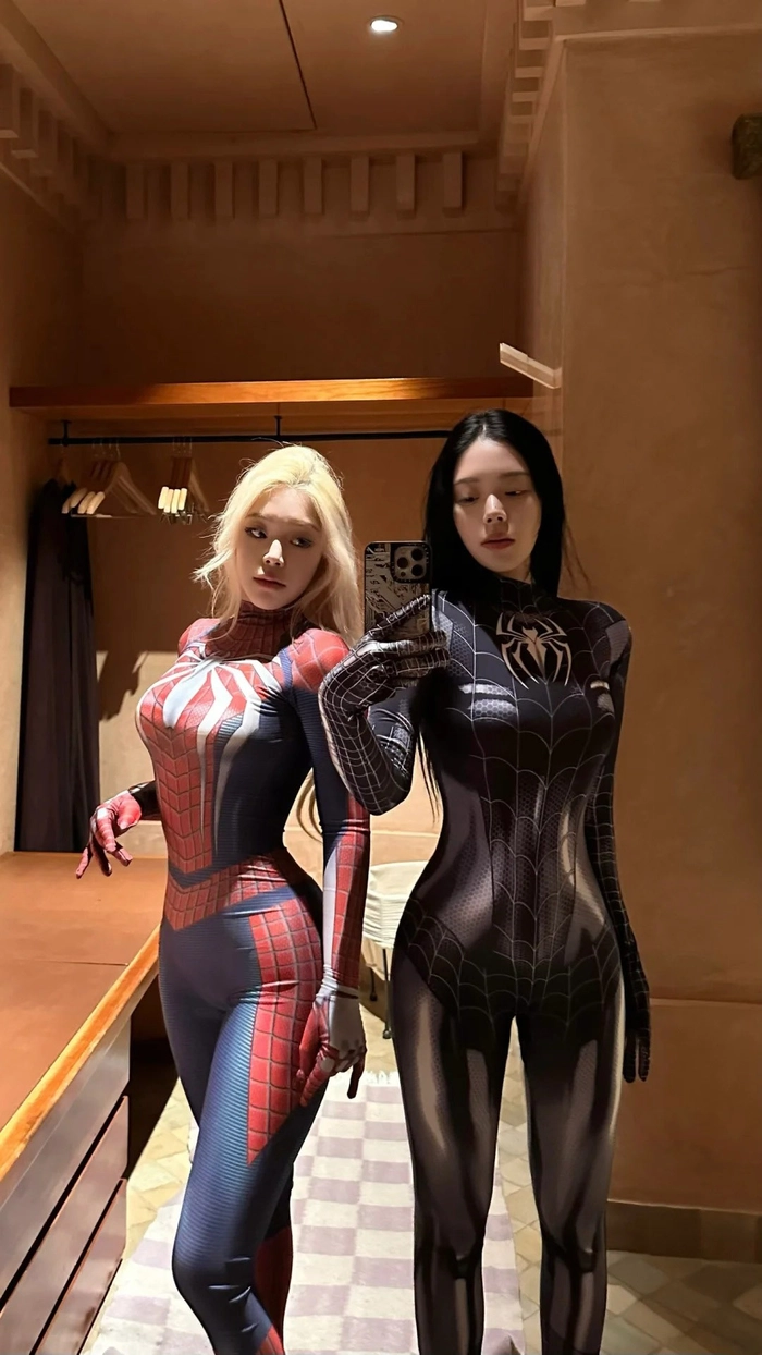 Hình cosplay người nhện đen đầy cá tính